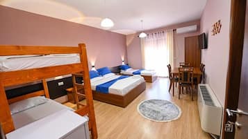 Kamar Quadruple Keluarga, balkon | Setrika/meja setrika dan Wi-Fi gratis