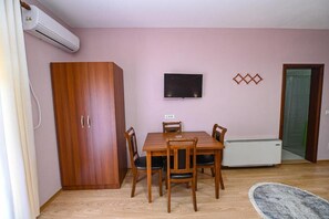 Family Quadruple Room, Balcony | Dining - Hotel Epoka (Shkodër)