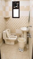 Classic AC Room | Banheiro | Chuveiro, sabonete
