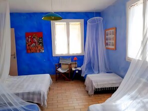 4 bedrooms, iron/ironing board, WiFi, bed sheets