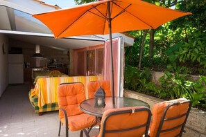 Outdoor dining - Vrbo Property (Alvite)