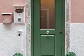 A green door with a keypad lock, a mailbox, and a small mailbox on the wall. - Isa Sweet Home (Venezia)