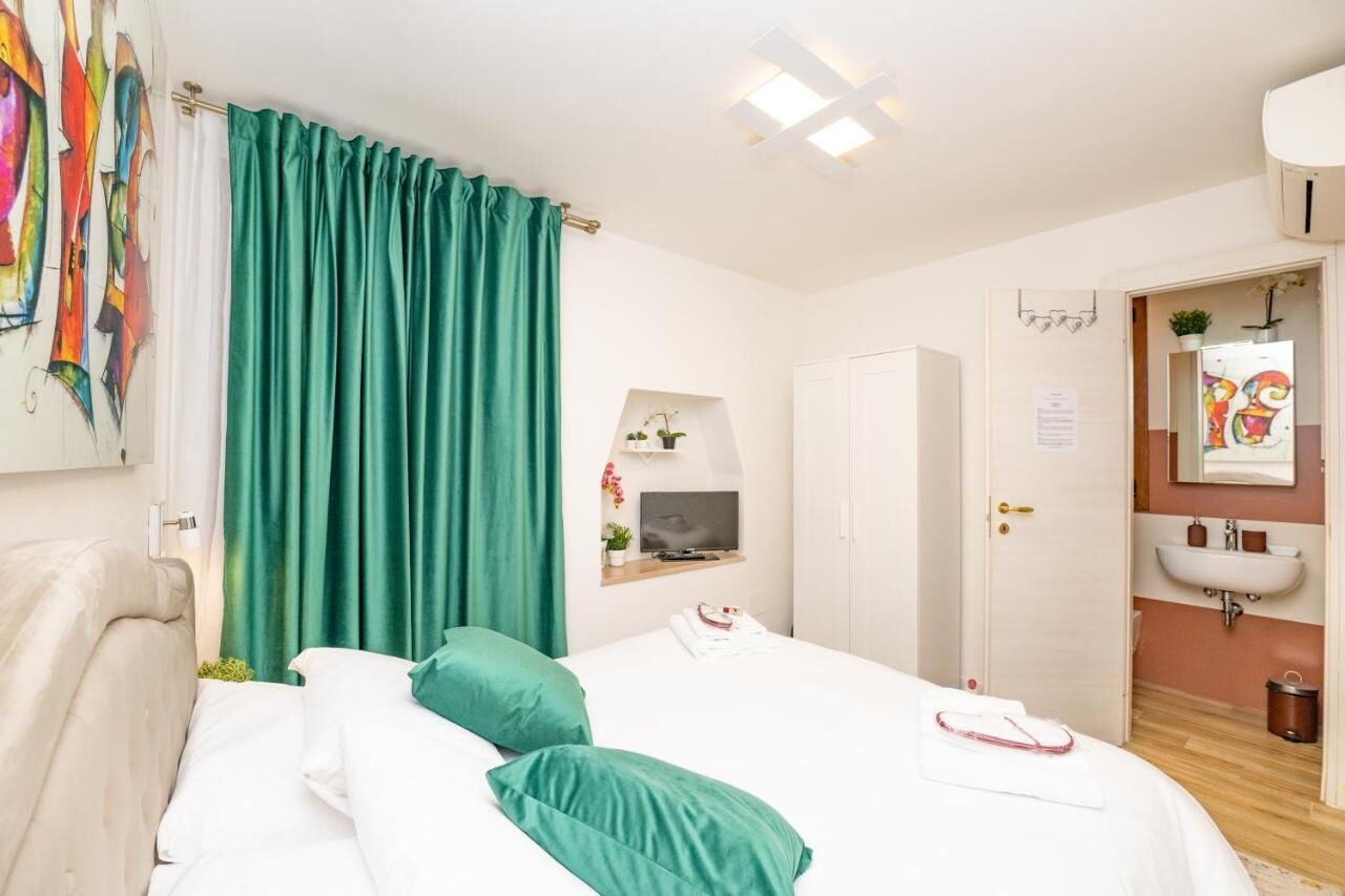 2 bedrooms, premium bedding, down duvets, memory-foam beds