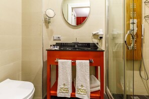 Standard-dobbeltværelse | Badeværelse | Bruser, gratis toiletartikler, hårtørrer, hjemmesko