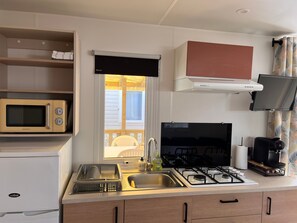 Réfrigérateur, four à micro-ondes, un four, surface de cuisson
