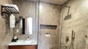 Family Room | Bathroom - Min Min Retreat Homestay (Hue)