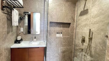Family Room | Bilik Mandi | Pengering rambut, jubah mandi, selipar, bidet