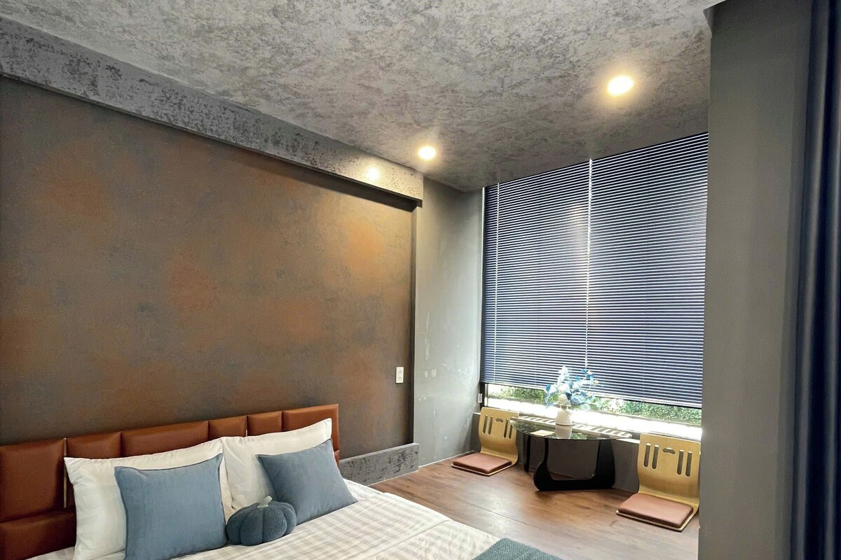 Camera Luxury | Biancheria da letto di alta qualità, una scrivania, ferro/asse da stiro