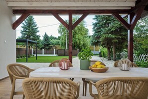 Outdoor dining - Perfect 2-bedroom lodge with AC in peaceful Balatonmáriafürdő (Balatonmáriafürdő)