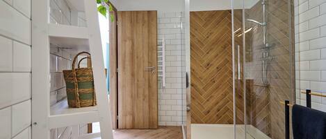 Haartrockner, Handtücher, Toilettenpapier