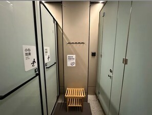 Eenvoudige eenpersoonskamer, gedeelde badkamer | Interieur