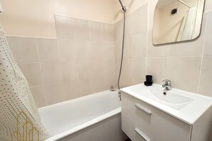 Towels, toilet paper - Vrbo Property (Roanne)