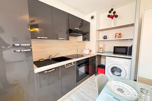Private kitchen - Vrbo Property (Roanne)