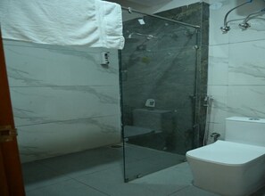 Shower, towels, soap, shampoo - Hotel Deep Khirsu (Khirsu)