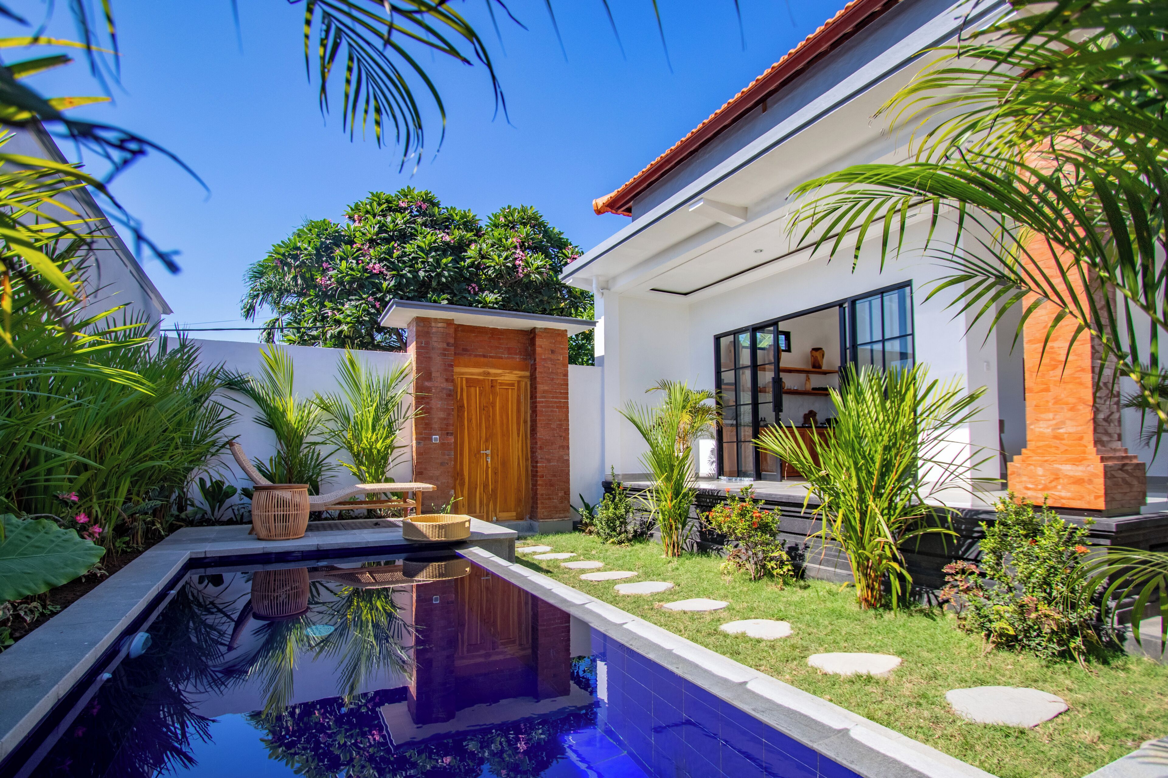 Vila superior, vista para a piscina | Piscina | Piscina externa