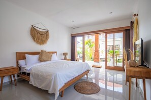 Superior Villa, Pool View | Peralatan tempat tidur premium, peti besi dalam bilik 