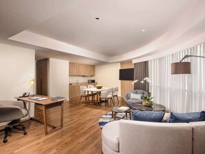 Suite Premier, 1 Tempat Tidur King, pemandangan sungai | Interior