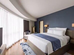 Premier Suite, 1 King Bed, River View | Egyptian cotton sheets, premium bedding, down duvets, pillow-top beds - Novotel Suites at Acqua (Mandaluyong City)