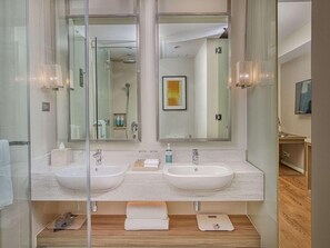 Family Twin Room, 2 Double Beds, River View | Bathroom | Shower, rainfall showerhead, free toiletries, hair dryer - Novotel Suites at Acqua (Mandaluyong)