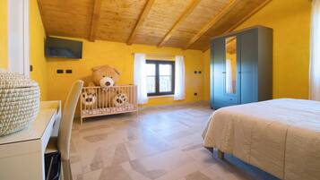 Comfort-Vierbettzimmer, Blick auf den Innenhof | Schreibtisch, laptopgeeigneter Arbeitsplatz, Verdunkelungsvorhänge
