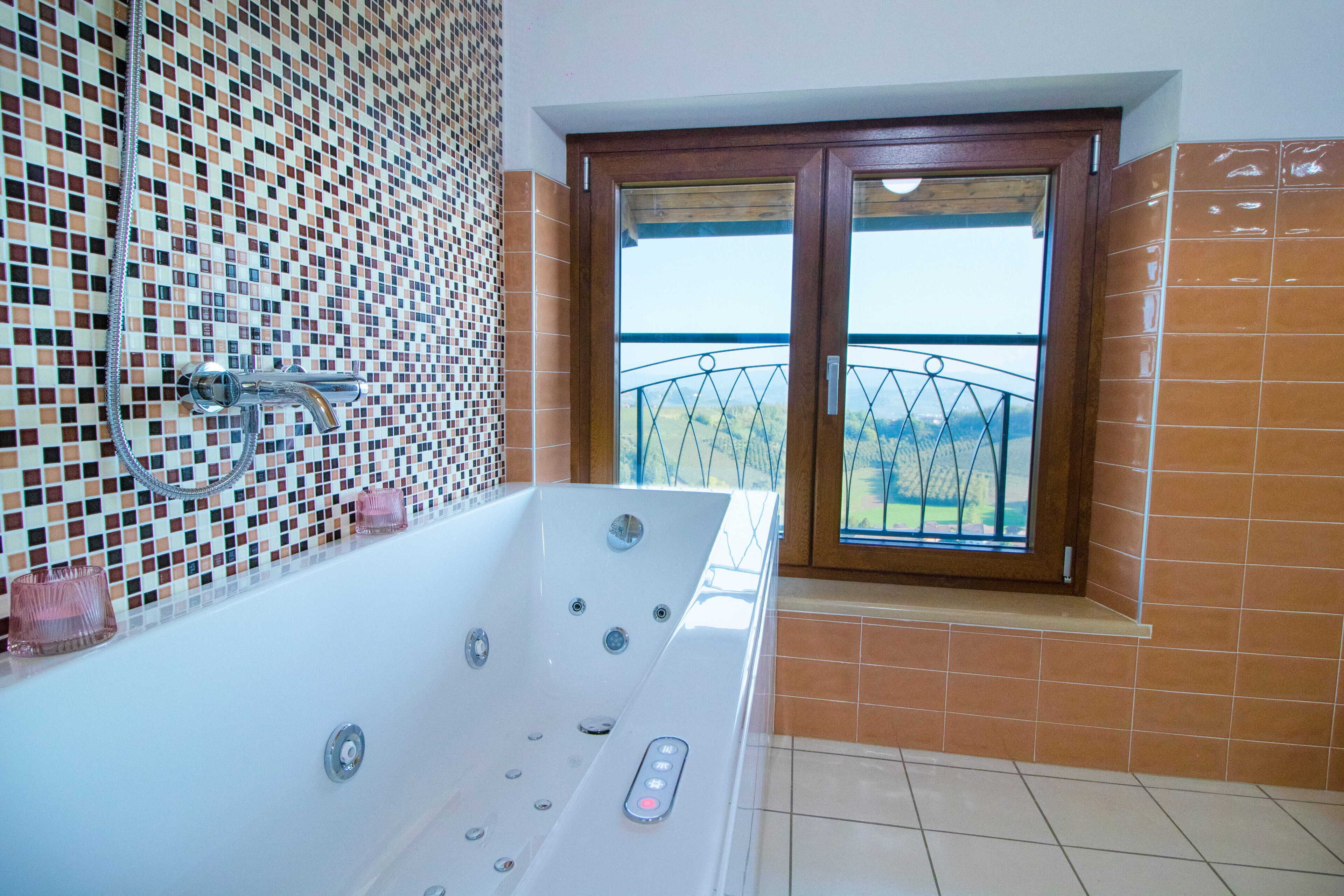 Deluxe-Zimmer, Blick auf den Weinberg | Badezimmer | Haartrockner, Handtücher, Seife, Shampoo