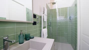 Deluxe-Dreibettzimmer, Balkon, Bergblick | Badezimmer