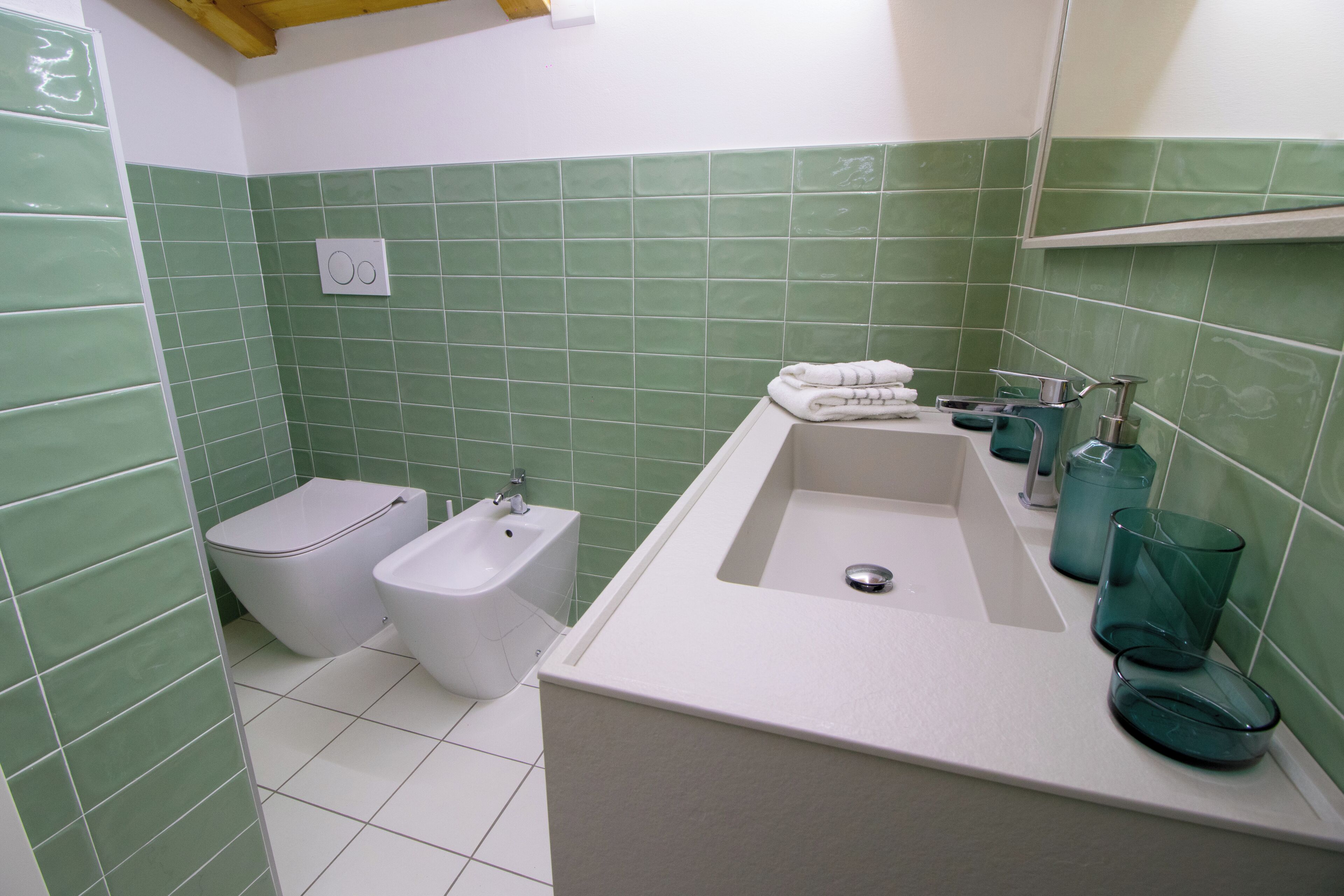 Deluxe-Dreibettzimmer, Balkon, Bergblick | Badezimmer | Haartrockner, Handtücher, Seife, Shampoo