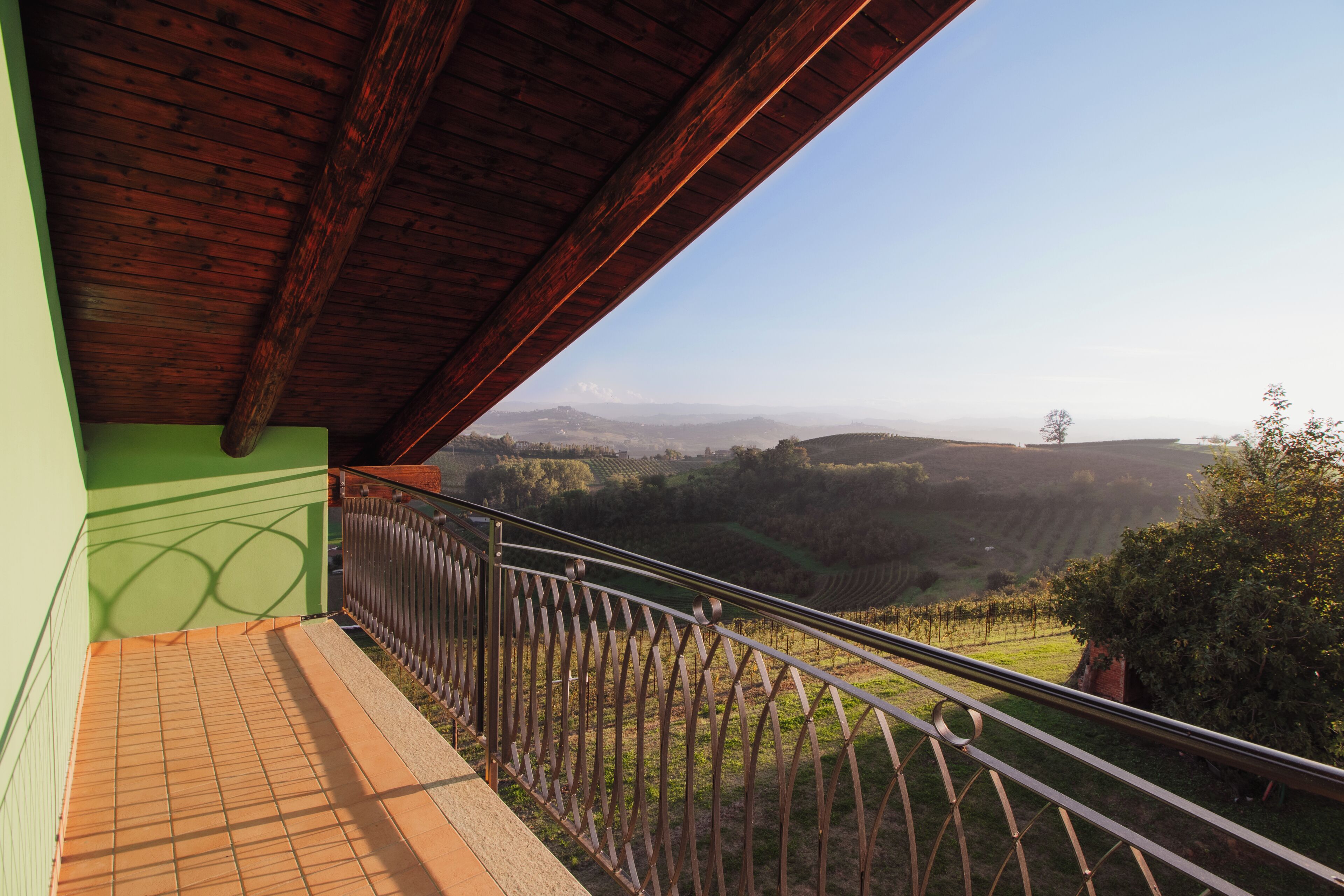 Chambre Triple Deluxe, balcon, vue montagne | Enceinte de l’hébergement
