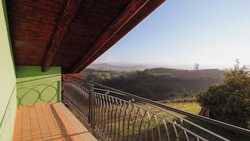 Chambre Triple Deluxe, balcon, vue montagne | Enceinte de l’hébergement