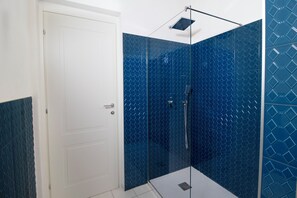 Deluxe-Doppelzimmer, Balkon, Blick auf den Weinberg | Badezimmer | Haartrockner, Handtücher, Seife, Shampoo