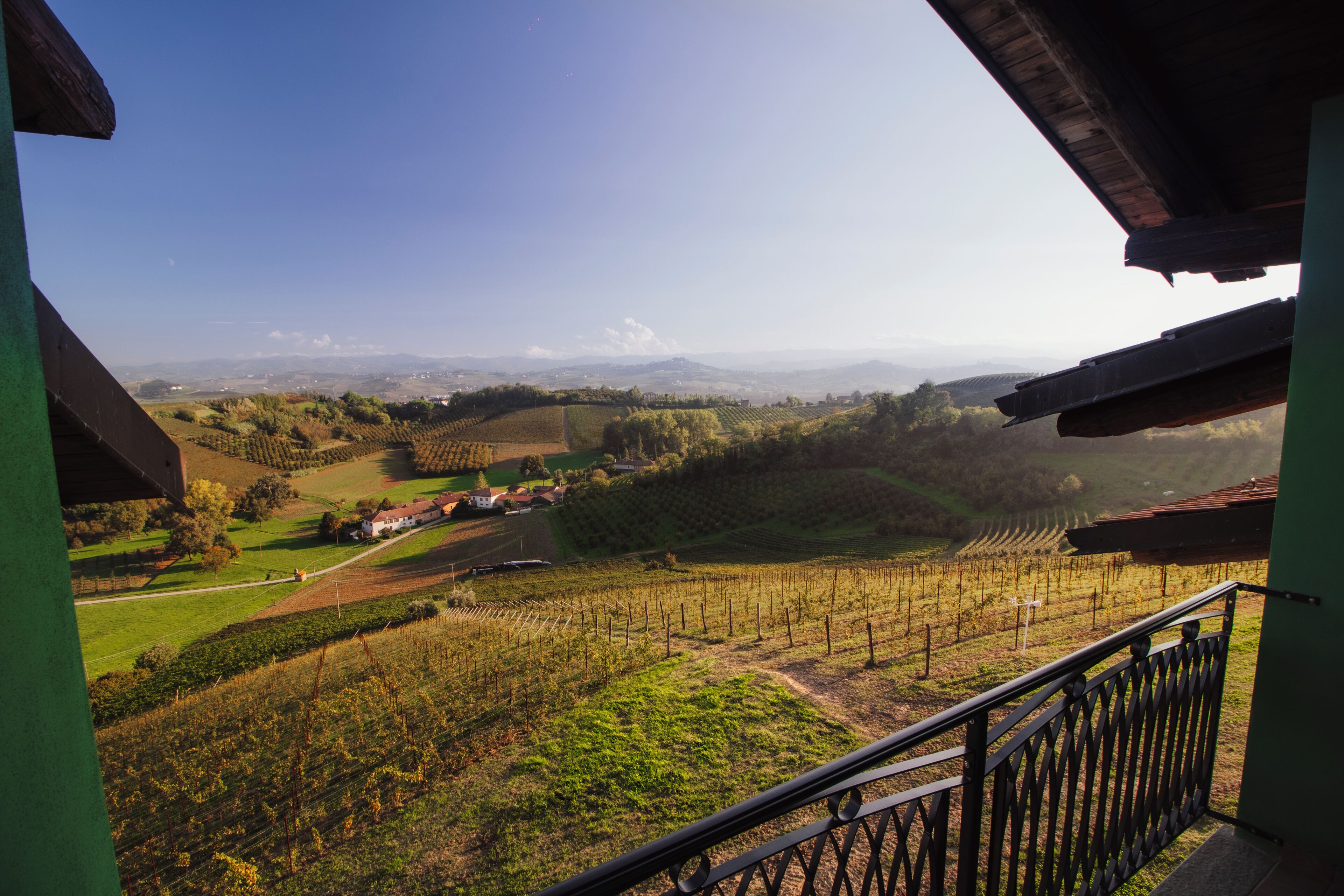 Deluxe-Doppelzimmer, Balkon, Blick auf den Weinberg | Unterkunftsgelände