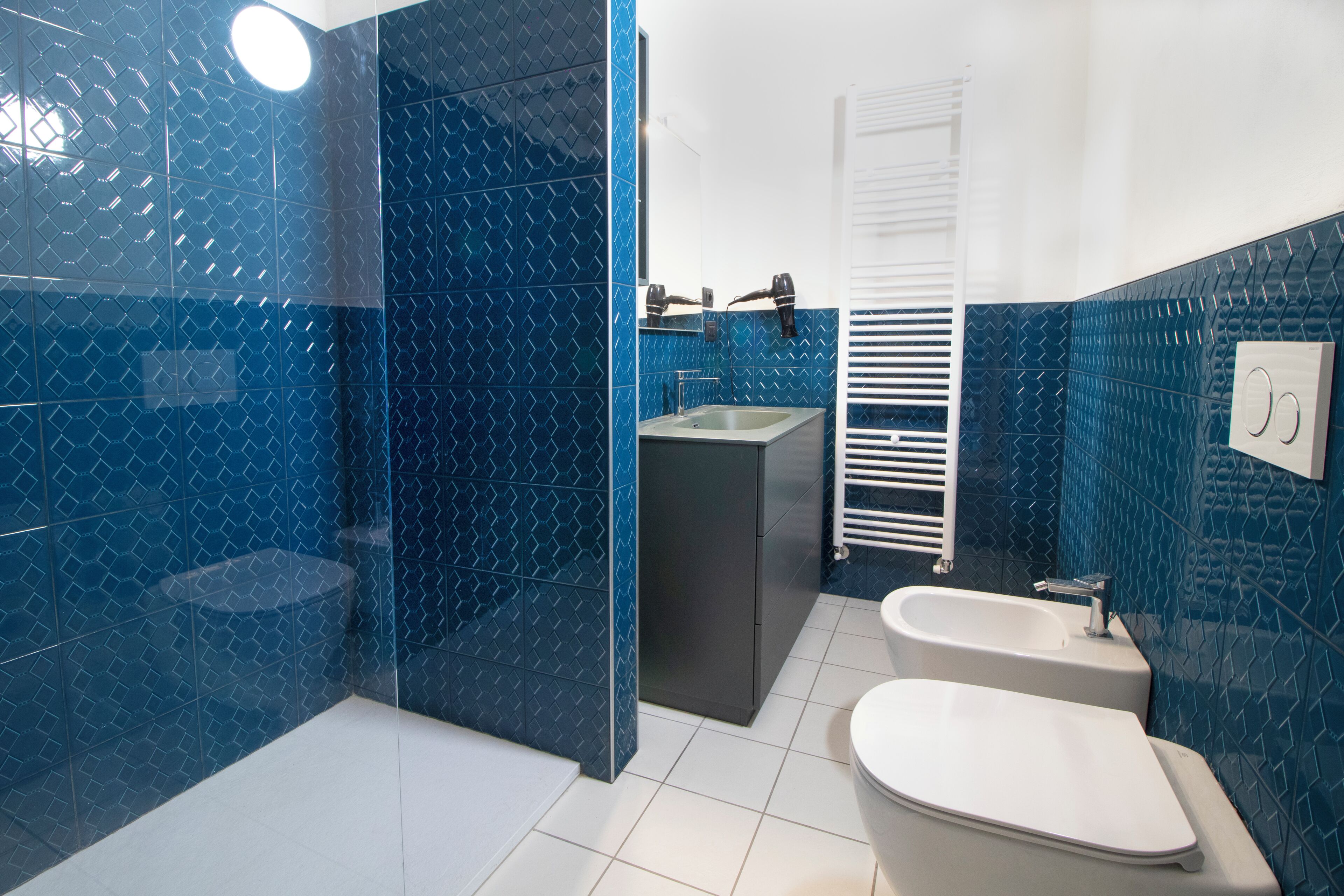 Deluxe tweepersoonskamer, balkon, uitzicht op wijngaard | Badkamer | Een haardroger, handdoeken, zeep, shampoo