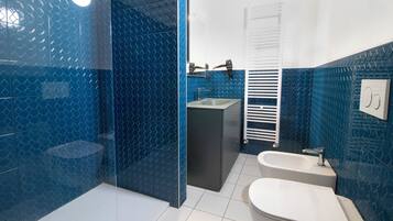 Deluxe tweepersoonskamer, balkon, uitzicht op wijngaard | Badkamer | Een haardroger, handdoeken, zeep, shampoo