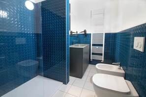 Doppia Deluxe, balcone, vista vigneti | Bagno | Asciugacapelli, asciugamani, sapone, shampoo