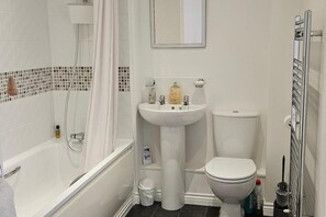 Combined shower/bathtub, deep-soaking bathtub, hair dryer, towels - House Sleeps 4 With Parking (Newquay)