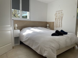 Desk, travel crib, free WiFi, bed sheets