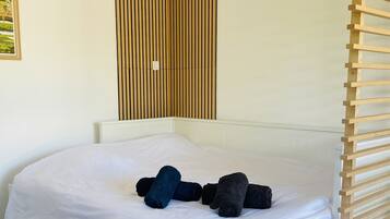 Een bureau, reisbedje, gratis wifi, beddengoed