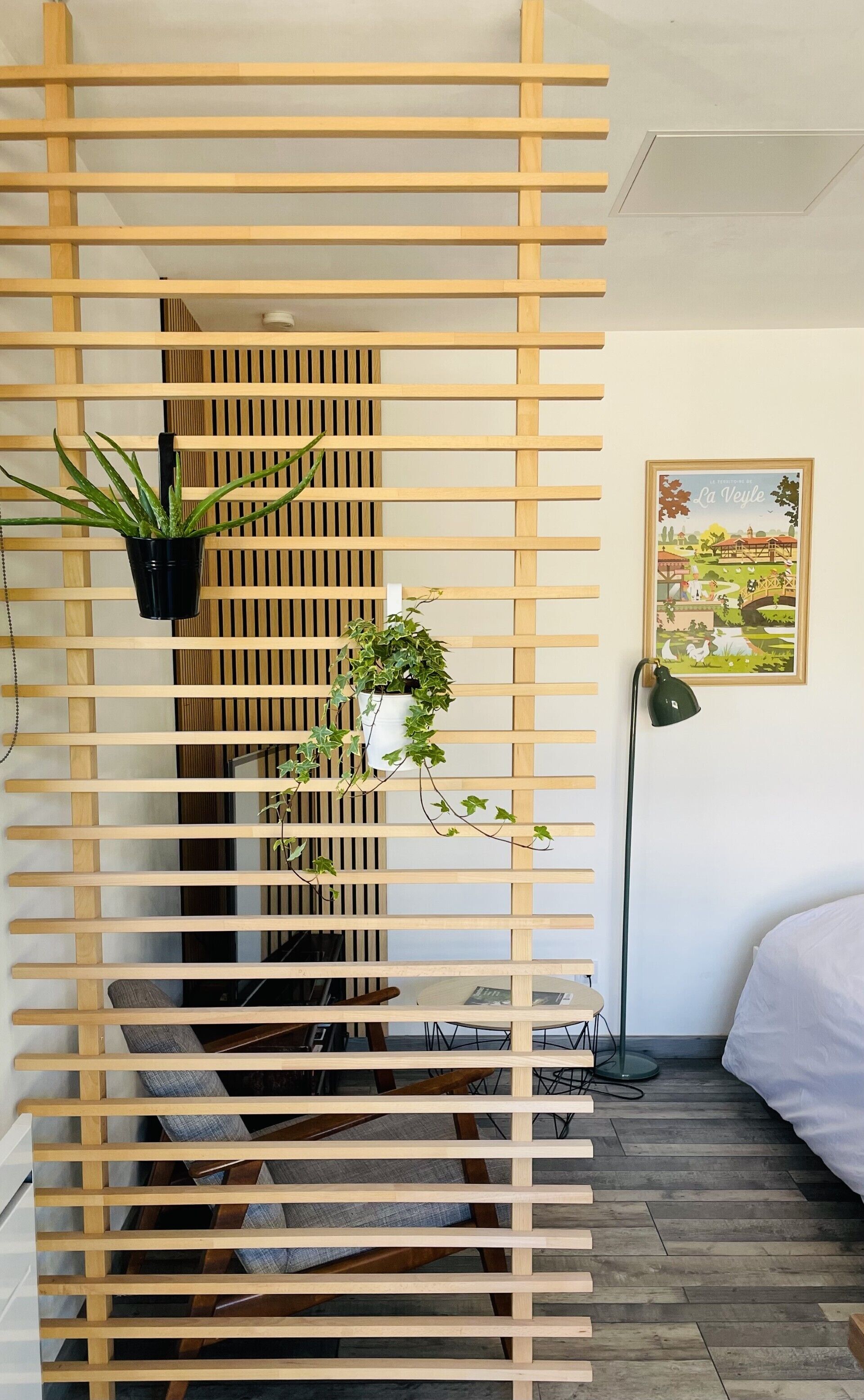 Escritorio, cuna de viaje, wifi gratis y ropa de cama 