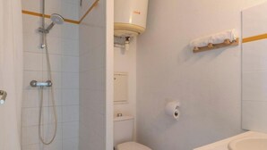A bathroom with a shower, toilet, and sink. - 3 BED Apartment With Garden (Carcans)