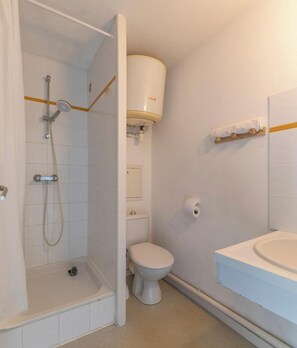 A bathroom with a shower, toilet, and sink. - 3 BED Apartment With Garden (Carcans)