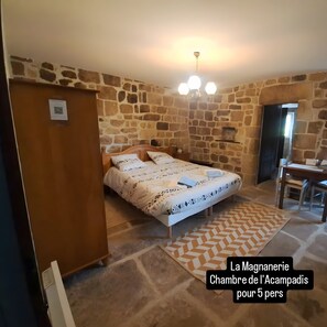 Room - Guest Room “La Magnanerie” with Shared Pool, Communal Terrace and Wi-Fi (Saint-Genest-de-Beauzon)
