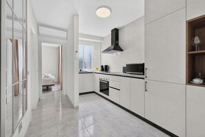 Wasserkocher mit Kaffee-/Teezubehör, Kühlschrank, Mikrowelle, Ofen