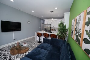 Living area - Fairfield 6 Family-Friendly 3BR Retreat Near UIC & West Loop (Chicago)