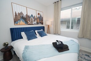 Iron/ironing board, travel cot, free WiFi, bed sheets - Fairfield 6 Family-Friendly 3BR Retreat Near UIC & West Loop (Chicago)