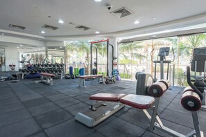 Ein Fitnessstudio mit Krafttrainingsgeräten, Laufbändern und Trainingsmaschinen.