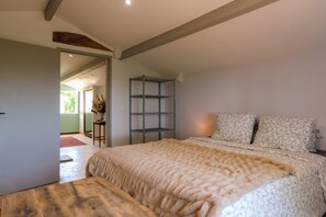 Room - Large bedroom in quiet house between Mont Ventoux and Dentelles de Montmirail (Saint-Hippolyte-le-Graveyron)
