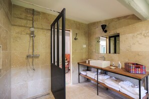 Bathroom - Large bedroom in quiet house between Mont Ventoux and Dentelles de Montmirail (Saint-Hippolyte-le-Graveyron)