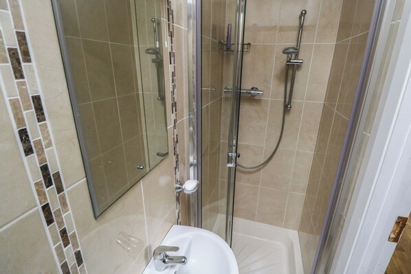 Shower - River House (Ballina)