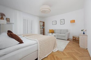 Bügeleisen/Bügelbrett, Reisekinderbett, WLAN, Bettwäsche
