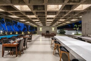 Outdoor dining - 6 BR Beachfront Luxury Villa (kahandamodara)